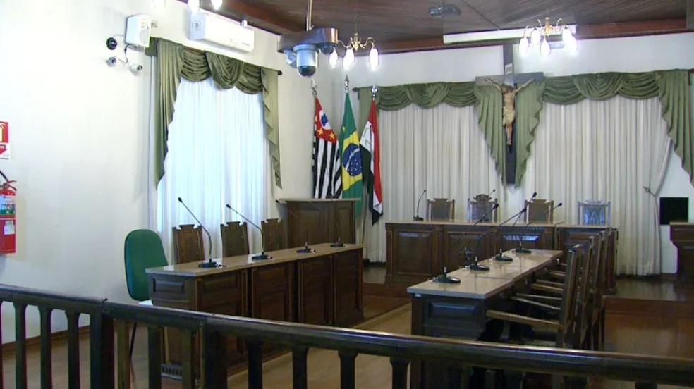 Câmara de Pirassununga faz sessão extraordinária para votar reajuste dos servidores