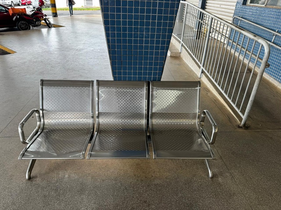 Dois bancos somem durante a noite no Terminal Rodoviário de Pirassununga