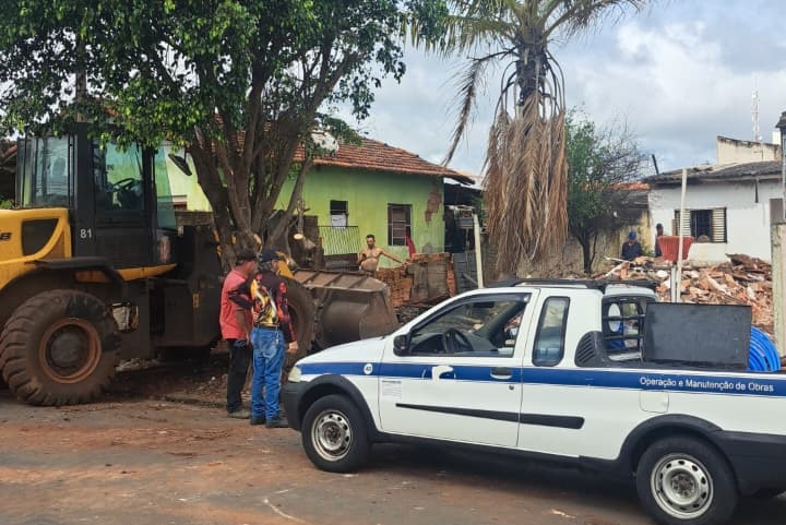 Demolição mobiliza Guarda Civil na Vila São Pedro, em Pirassununga