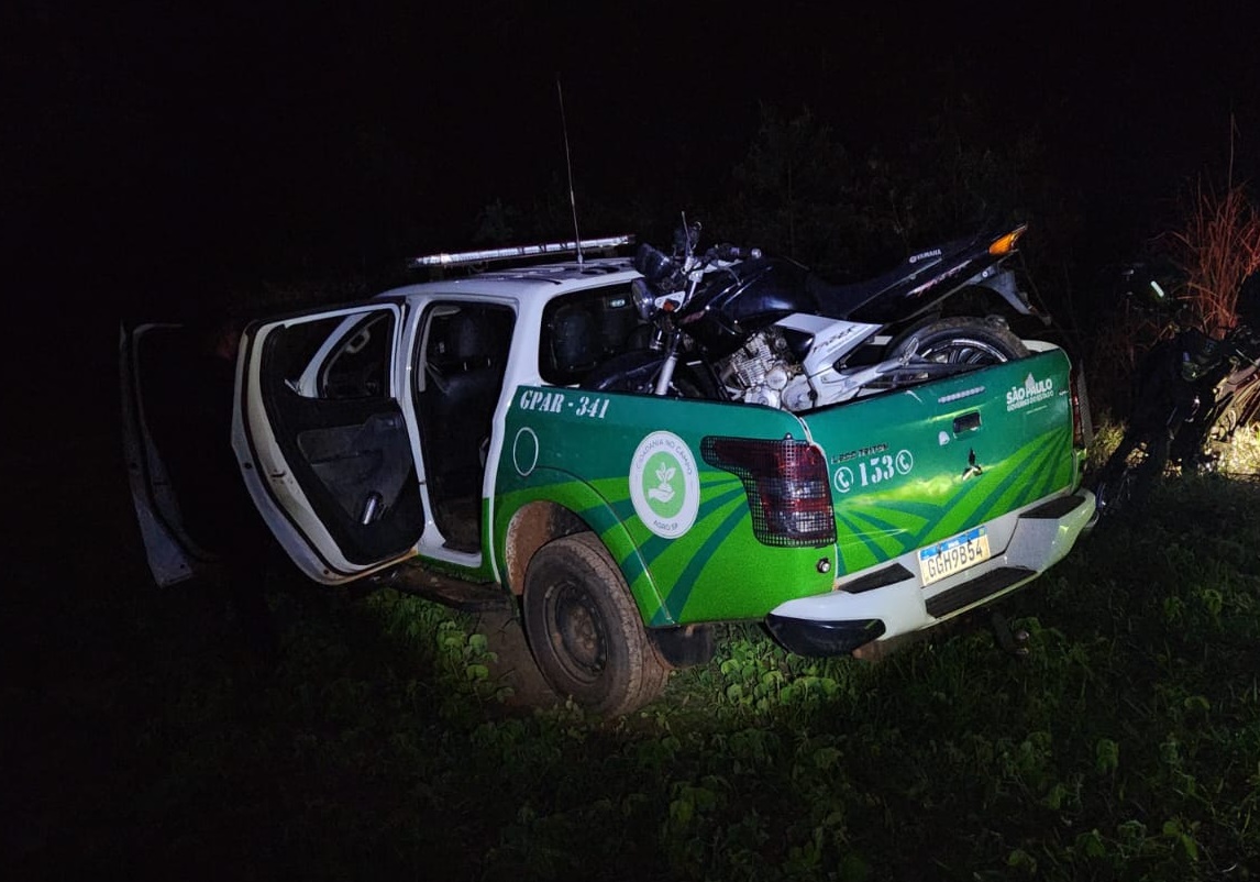 Moto sem placa é encontrada escondida no mato em Pirassununga