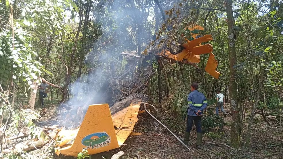 Avião agrícola cai na zona rural de Tambaú e pega fogo após pane mecânica