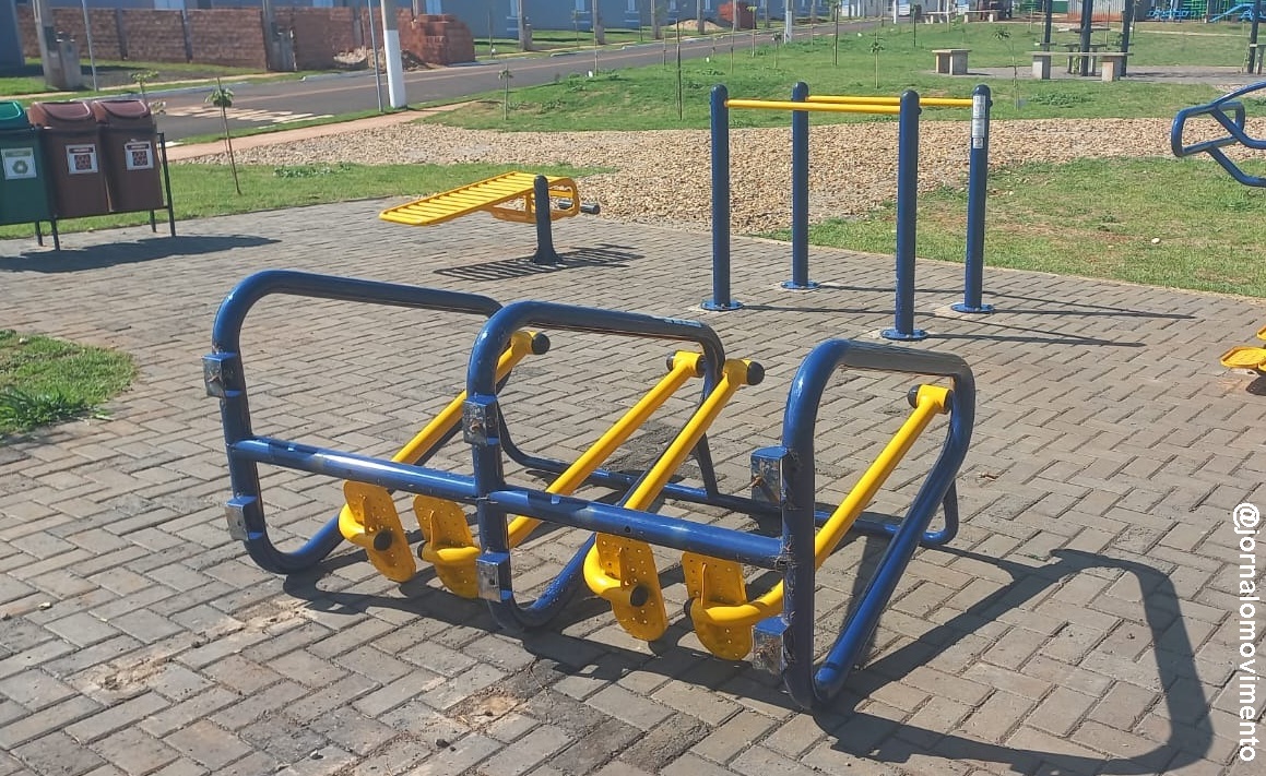 Playground e academia ao ar livre apresentam problemas de fixação no Parque da Viação