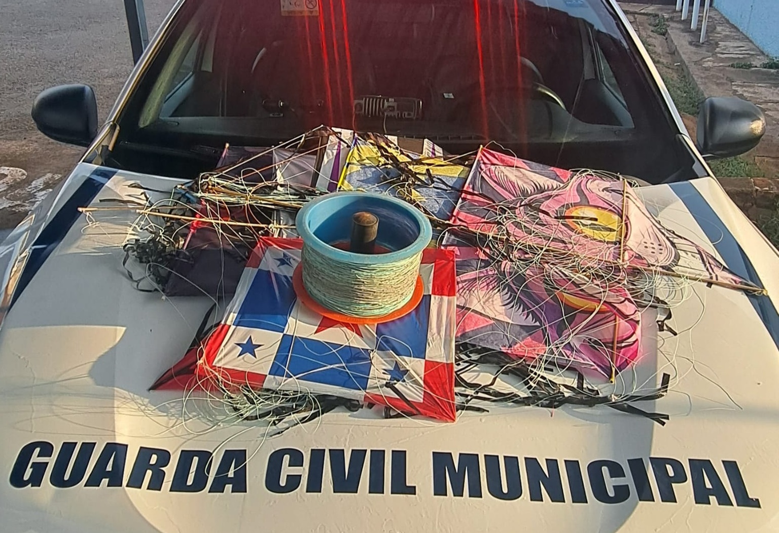 Guarda Civil apreende pipas com linha chilena em bairro de Pirassununga