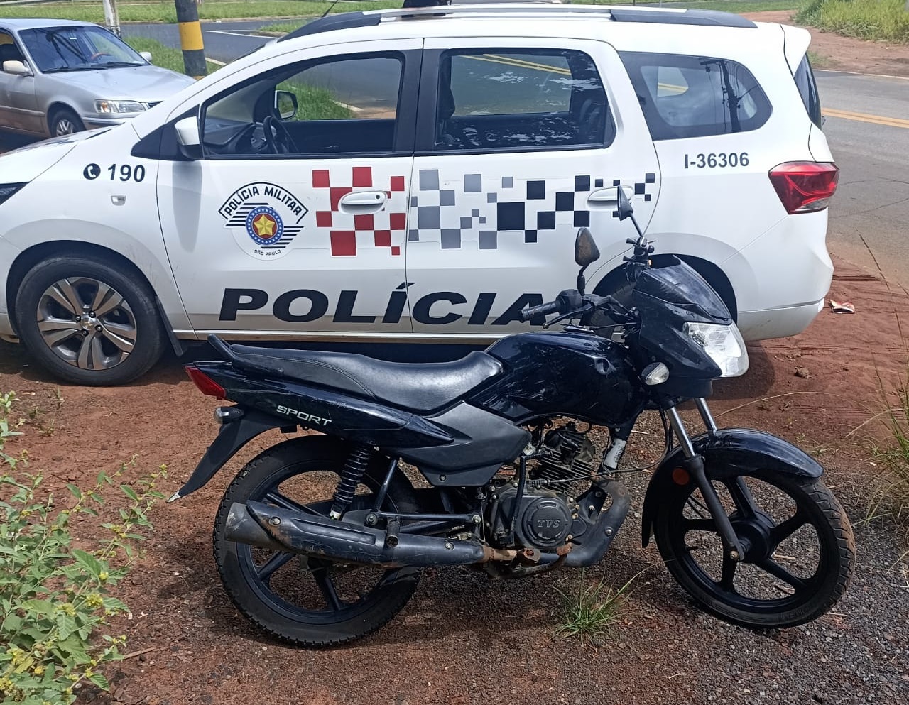 Moto furtada é encontrada escondida em área de mata em Pirassununga