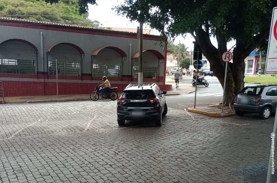 Flagra de motorista estacionado errado chama atenção em Pirassununga