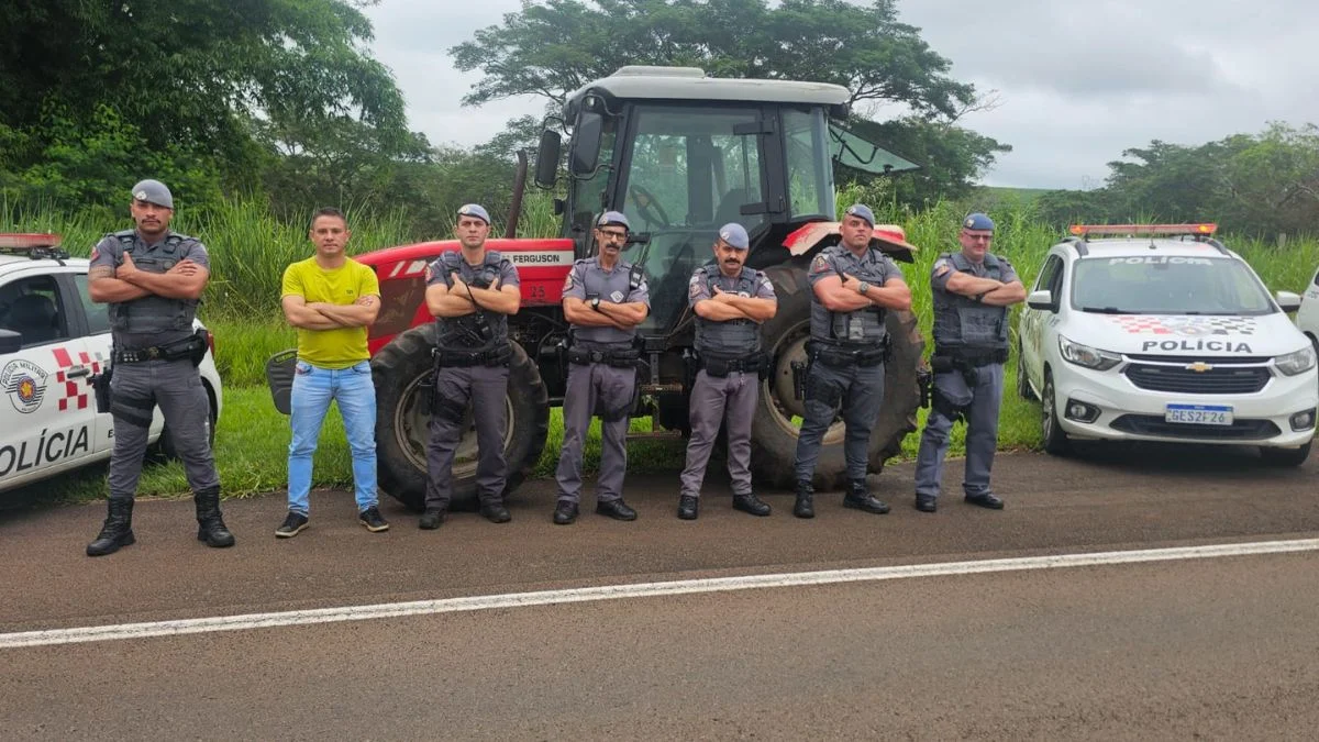 Trator furtado em Pirassununga é encontrado escondido em mata de São Carlos