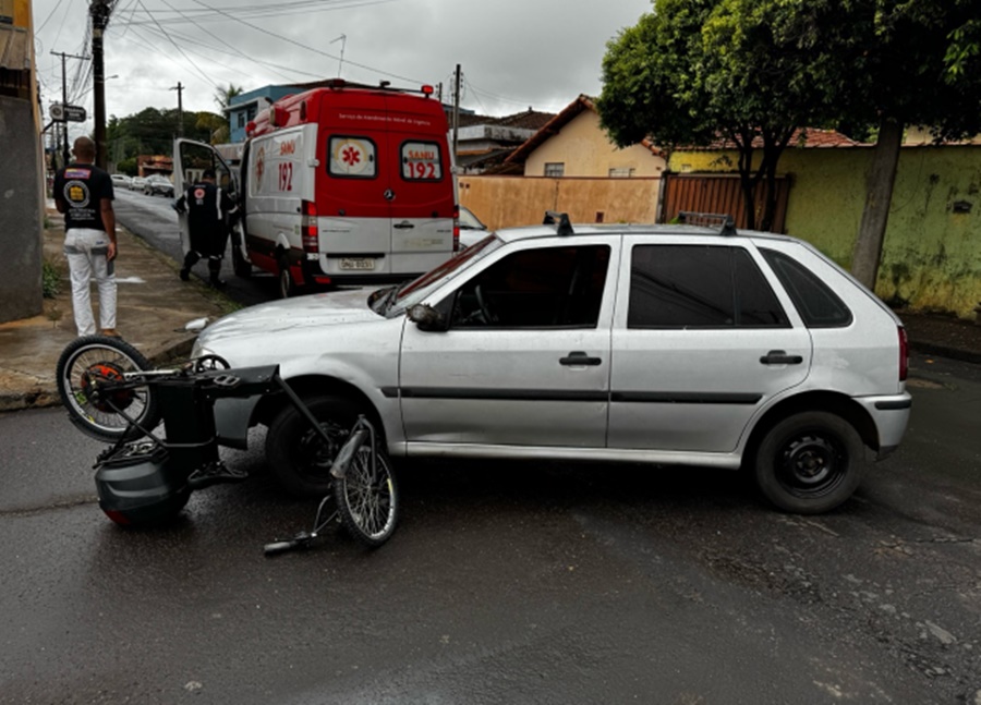 Mulher fica ferida após atropelamento entre carro e bicicleta elétrica em Pirassununga