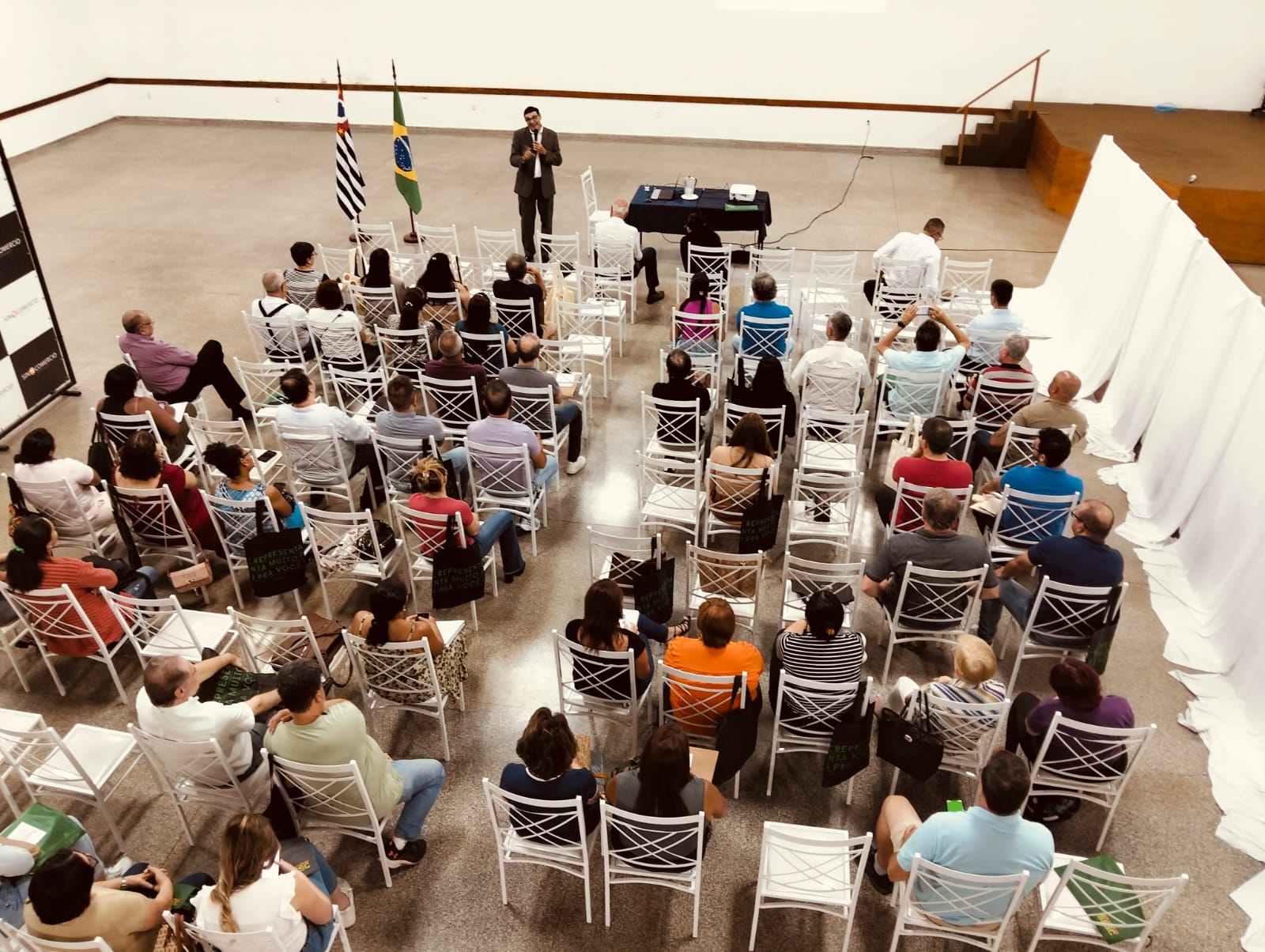 Sincomércio de Pirassununga realiza palestra sobre Reforma Tributária e ações solidárias