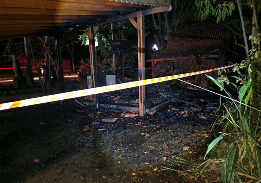 Quiosque pega fogo durante a madrugada em Cachoeira de Emas