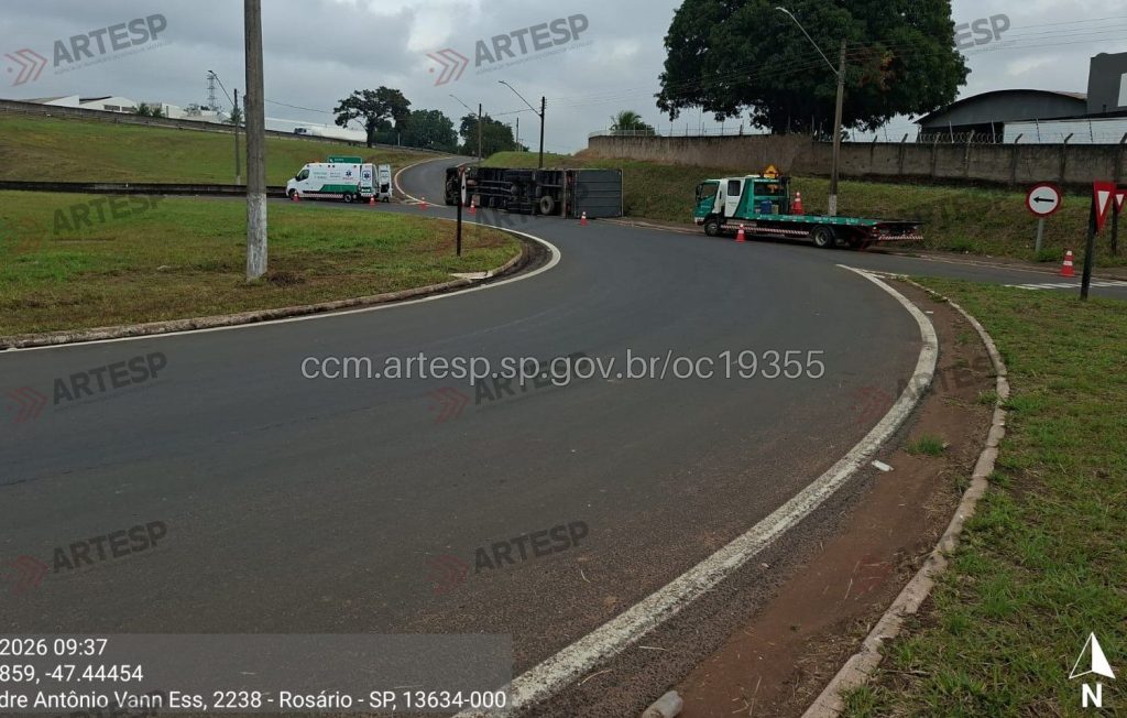 Carreta tomba em alça de acesso de rodovia em Pirassununga e interdita trecho