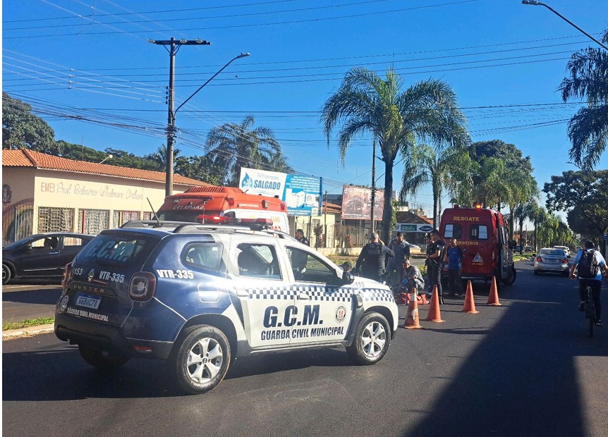 Idoso fica ferido após acidente entre moto e bicicleta em avenida de Pirassununga