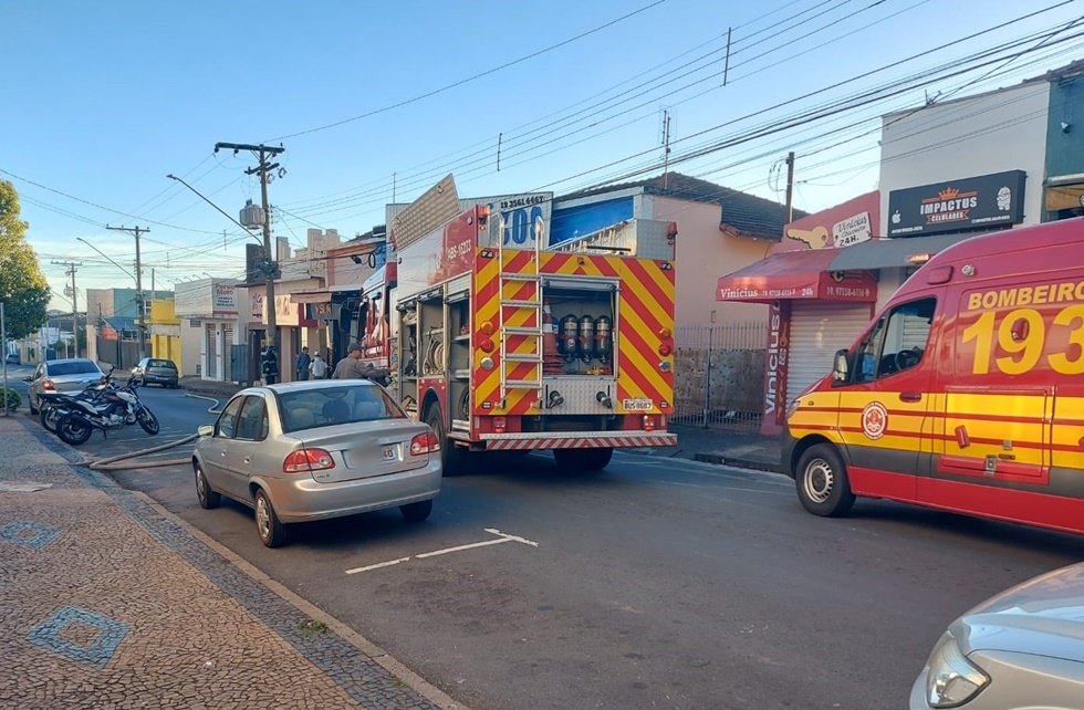 Incêndio em estabelecimento comercial mobiliza Corpo de Bombeiros no Centro de Pirassununga