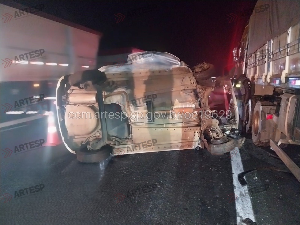 Acidente entre carro e carreta deixa dois mortos na Anhanguera em Santa Cruz da Conceição