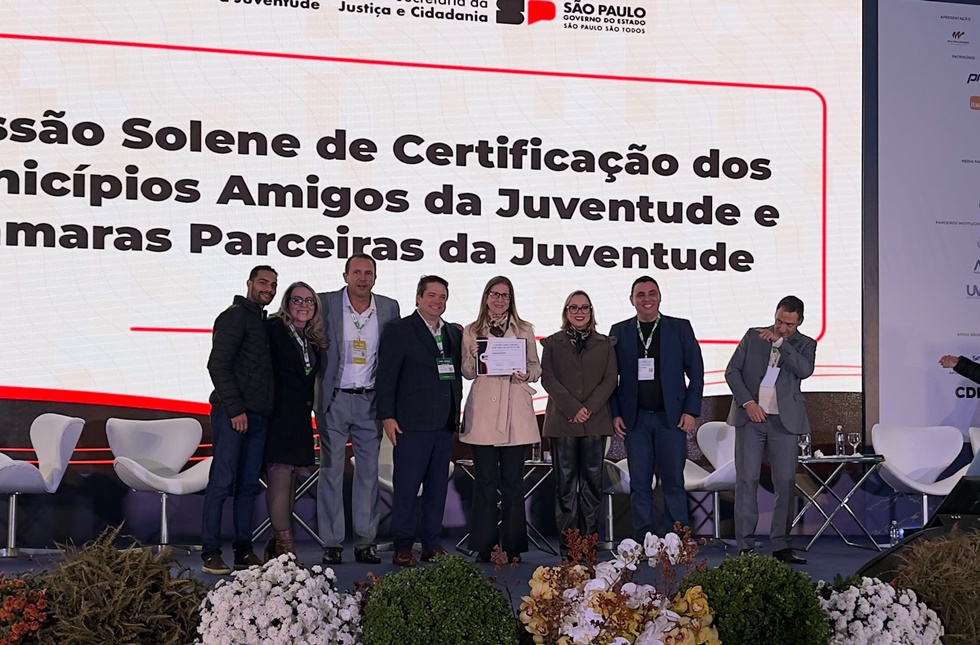 Pirassununga recebe certificado “Câmara Parceira da Juventude” durante o Conexidades 2026