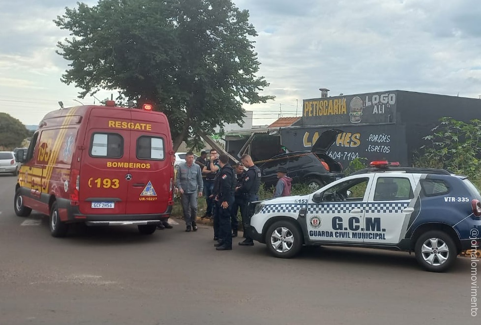 Carro com quatro idosos invade terreno, bate em poste e muro de comércio em Pirassununga