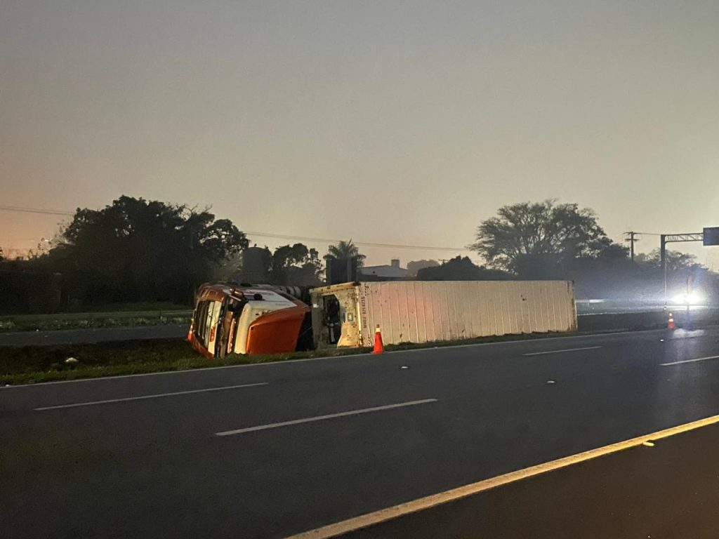 Motorista fica ferido após carreta tombar e provocar engavetamento na Rodovia Anhanguera em Pirassununga