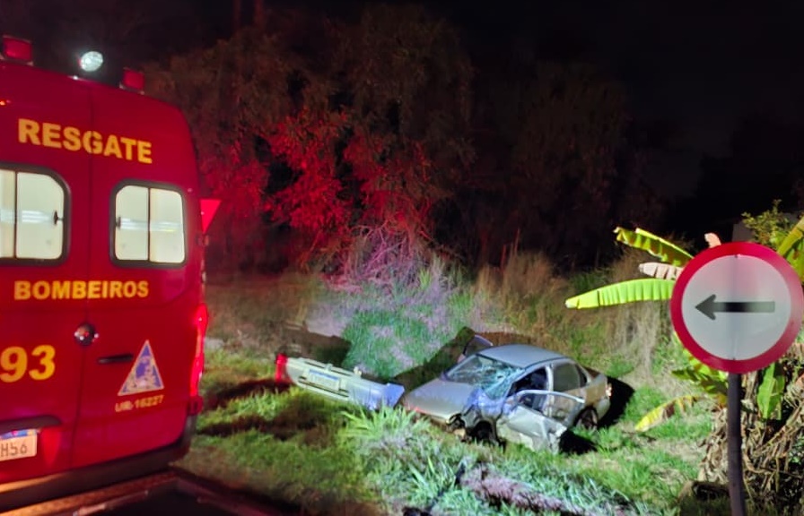 Carro bate em caminhão e deixa criança e dois adultos feridos na SP-225, em Pirassununga
