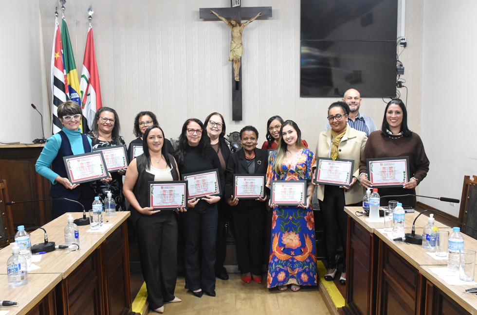 Onze auxiliares da educação infantil recebem Diploma ADI do Ano em Pirassununga