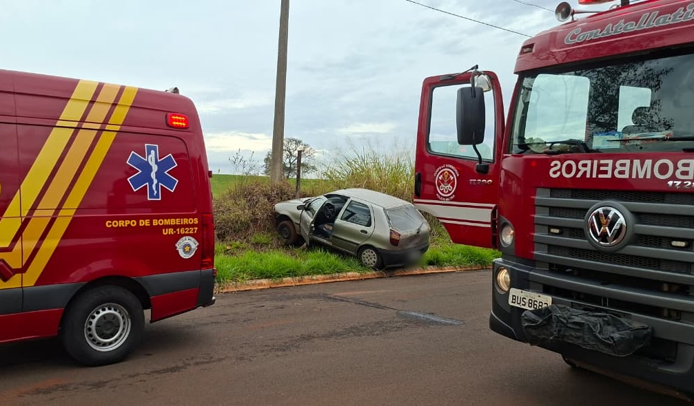 Motorista de 50 anos fica ferido após carro atingir poste em Pirassununga