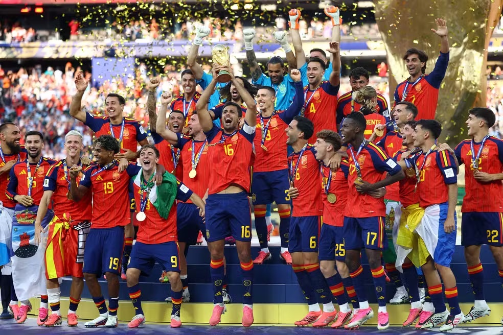 Final de tirar o fôlego termina com festa espanhola e frustração argentina
