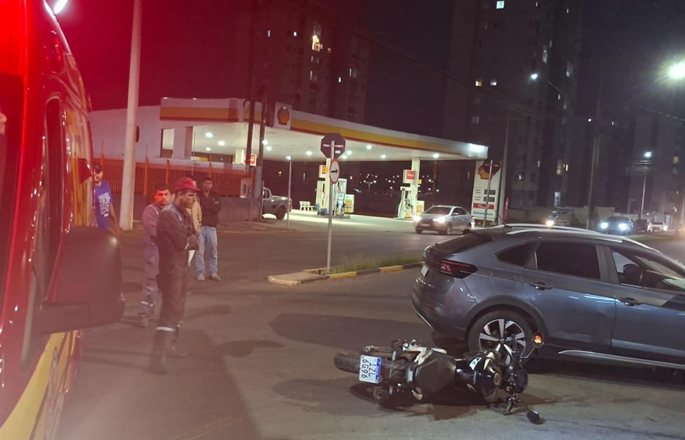 Colisão entre carro e moto deixa vítima ferida e bloqueia avenida em Pirassununga