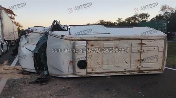 Acidente entre carreta e utilitário provoca 3 km de congestionamento na Anhanguera