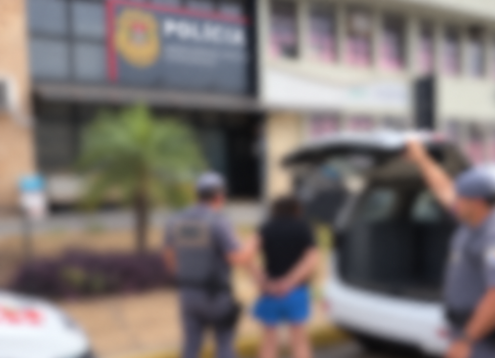 Discussão termina com homem gravemente queimado e mulher presa em Pirassununga