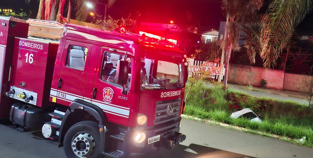 Carro cai em córrego e deixa duas pessoas feridas em Pirassununga