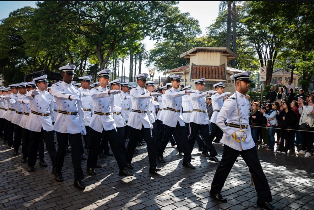 Desfile cívico-militar marca comemoração da Independência do Brasil em Pirassununga