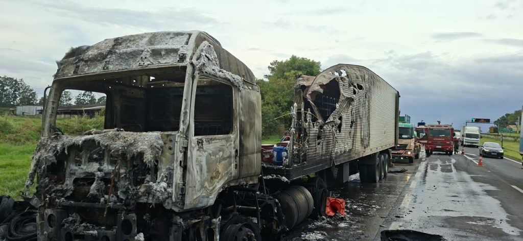 Carreta em chamas transportava munições, pneus e materiais inflamáveis; veja fotos
