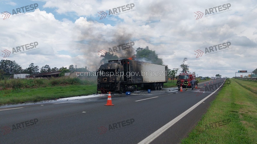Carreta pega fogo e interdita totalmente trecho da SP-330 em Pirassununga
