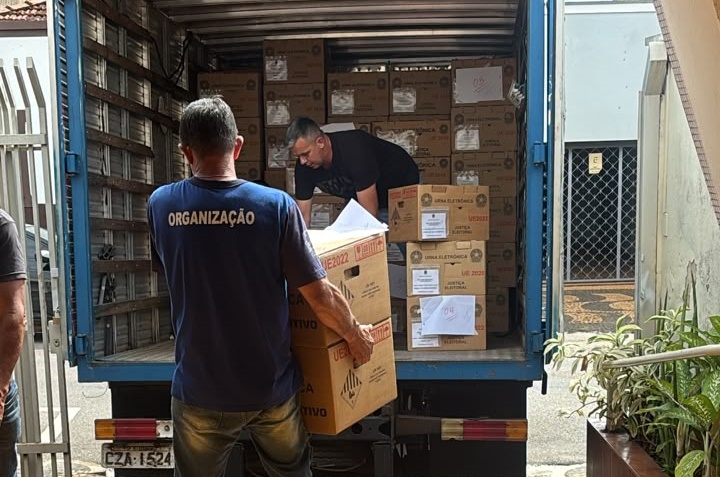Urnas eletrônicas começam a ser transportadas para as seções eleitorais; Pirassununga terá 187 equipamentos