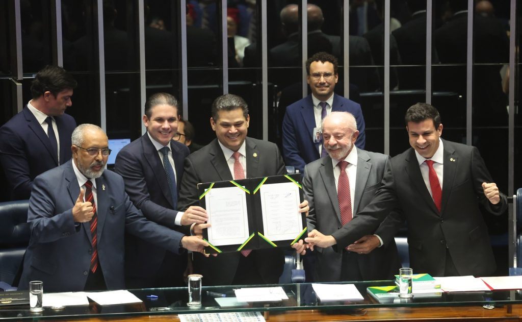Trabalhadores do comércio de Pirassununga comemoram fim da escala 6×1