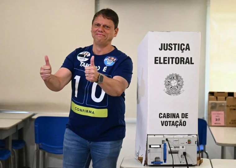 Tarcísio de Freitas é reeleito governador de SP no 1º turno