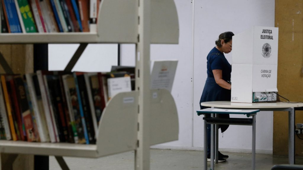 Vai votar? Veja se pode usar o celular, ir sem camisa e quais documentos levar nas Eleições 2026